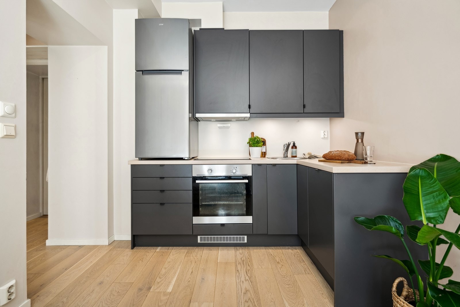 Lekkert Epoq kjøkken med god skap- og benkeplass. Galleribilde