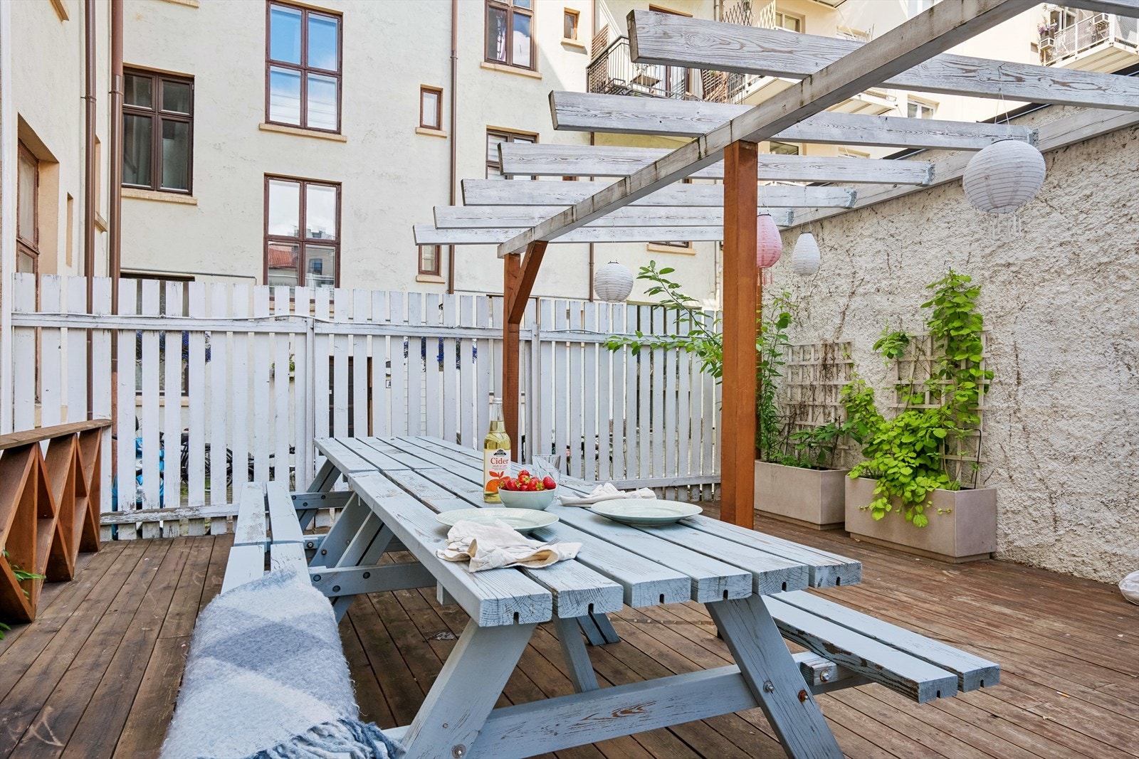 Borettslaget har en koselig bakgård med platting, pergola og benk. Galleribilde