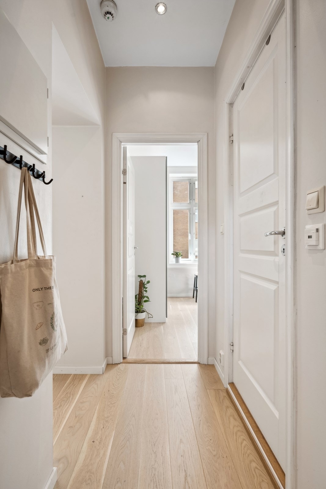 Entréen har god plass til knaggrekke og parkeringsplass for sko. Galleribilde