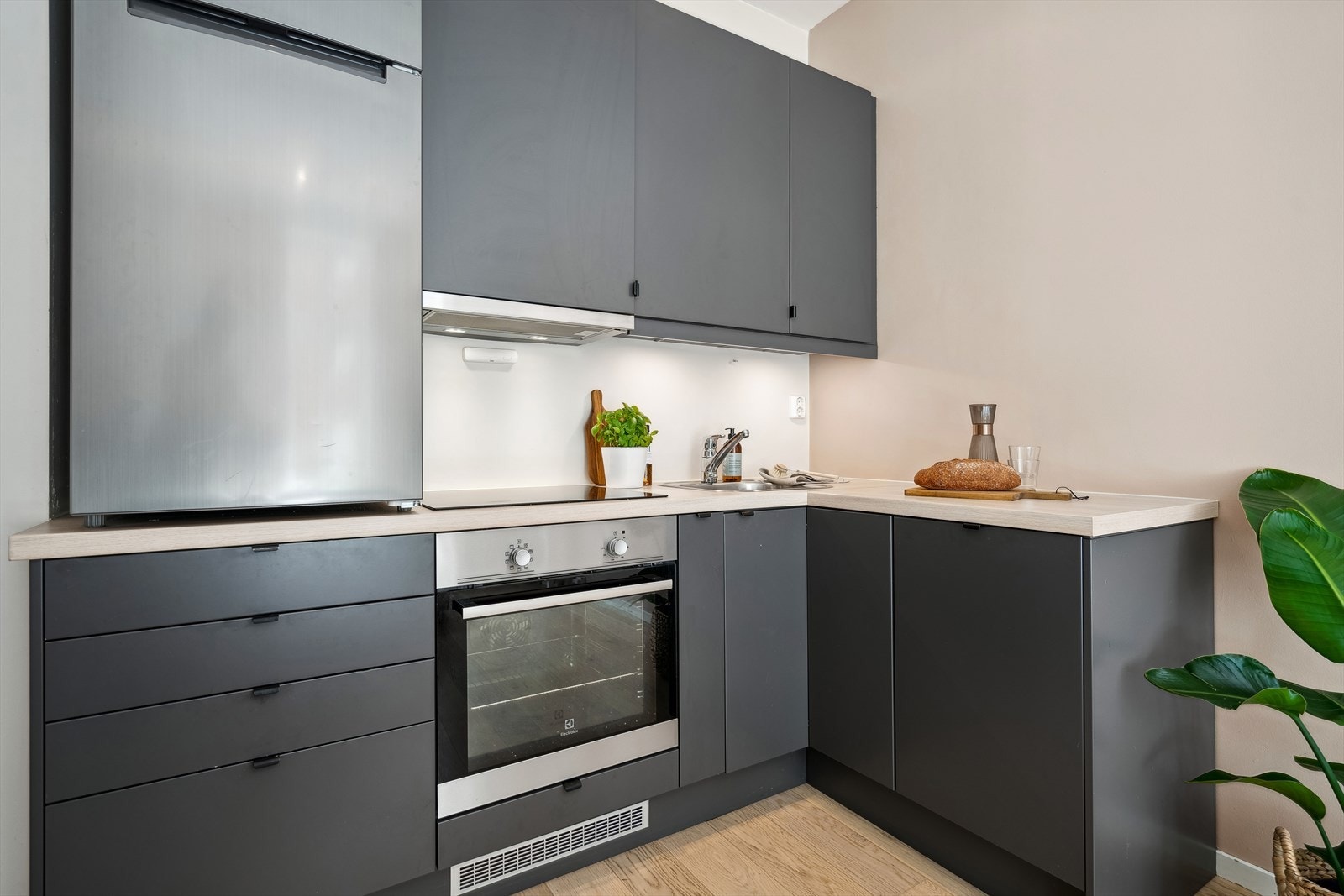 Kjøkkenet har integrert koketopp, stekeovn og oppvaskmaskin. Galleribilde