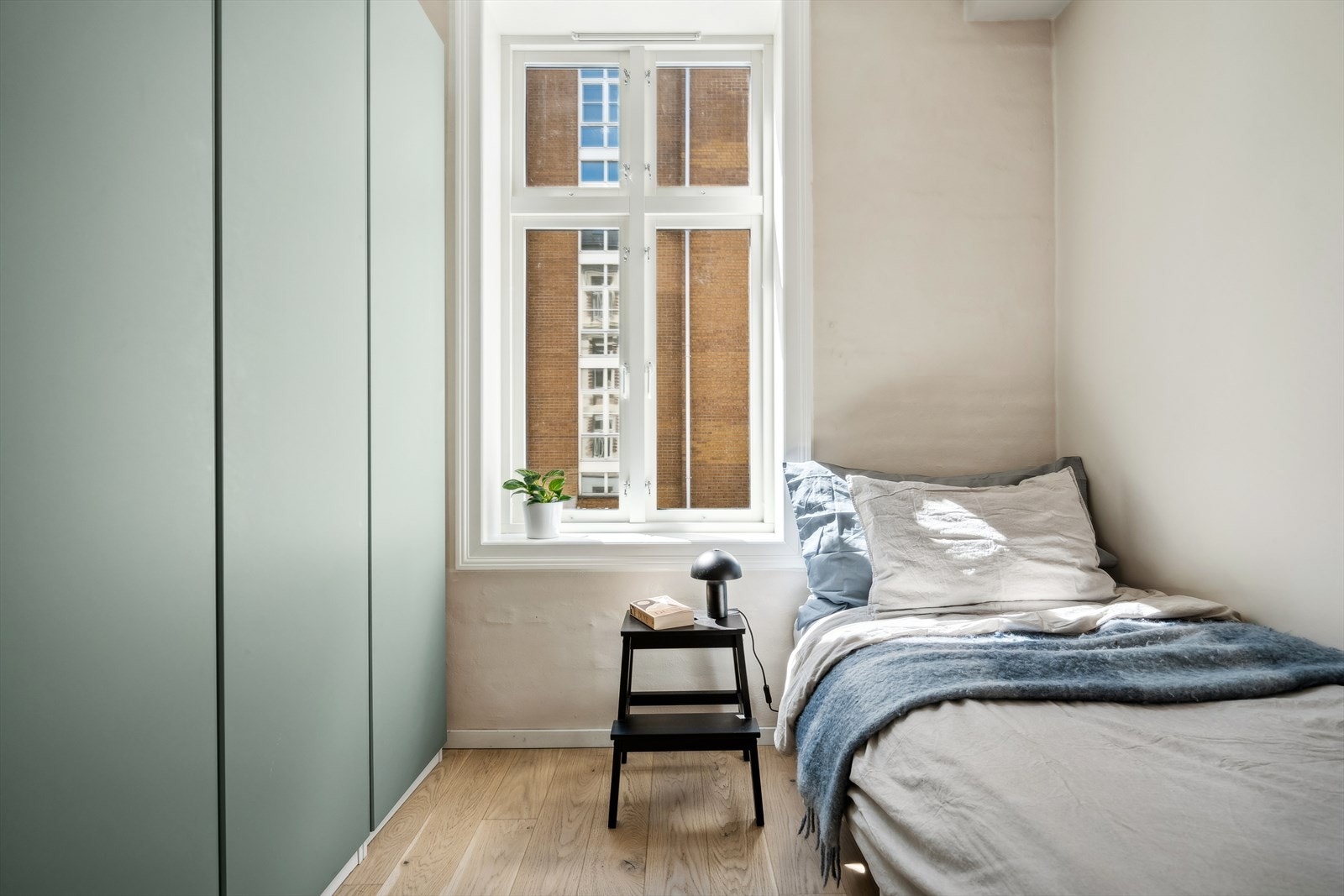 Soverommet er malt opp i lune- og behagelige veggfarger. Galleribilde