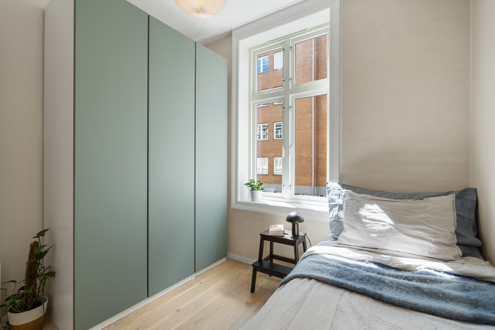 Romslig soverom med god plass til seng og garderobeskap. Galleribilde