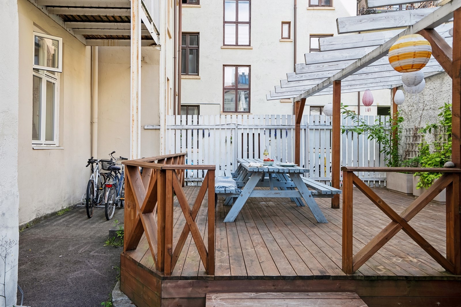 Bakgård. Galleribilde