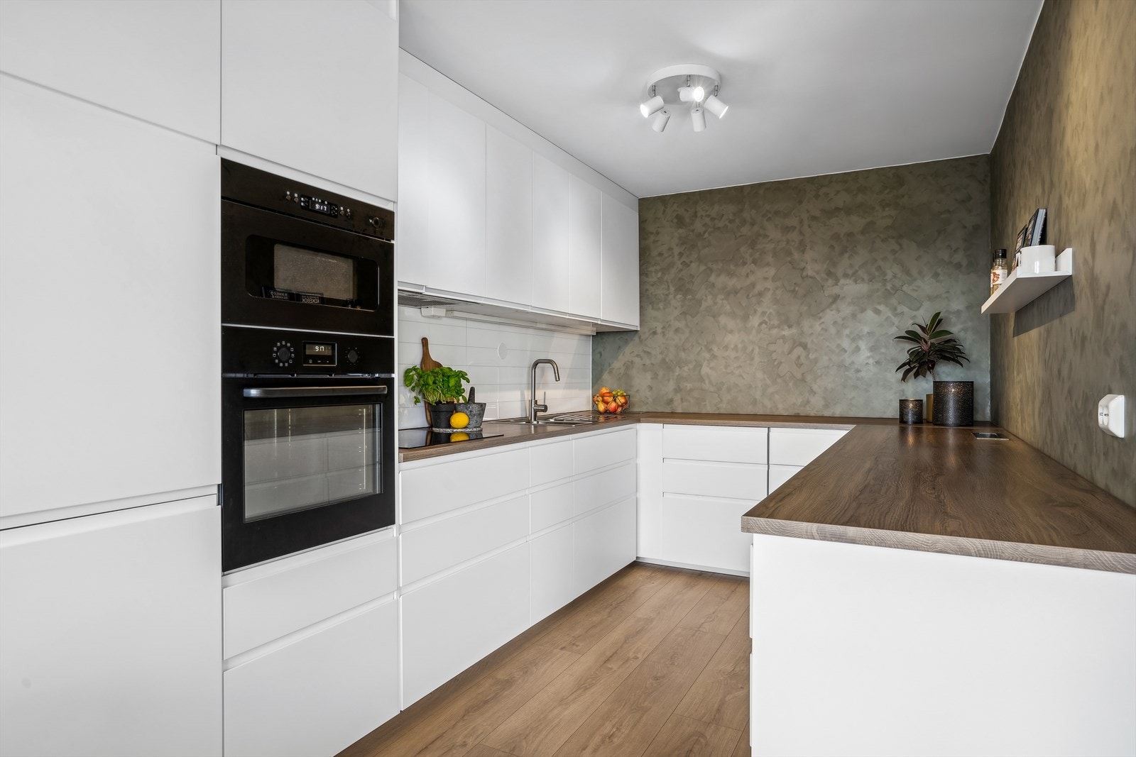 Leiligheten har et flott kjøkken med god benke- og skapplass. Kjøkken fra IKEA. Galleribilde