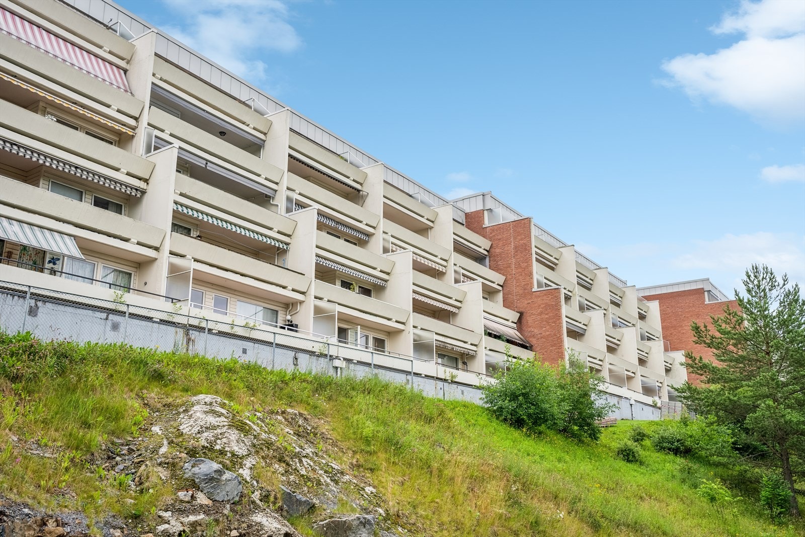 Leiligheten ligger i "gullblokka". Balkongene skal renoveres ila året via borettslaget. Galleribilde