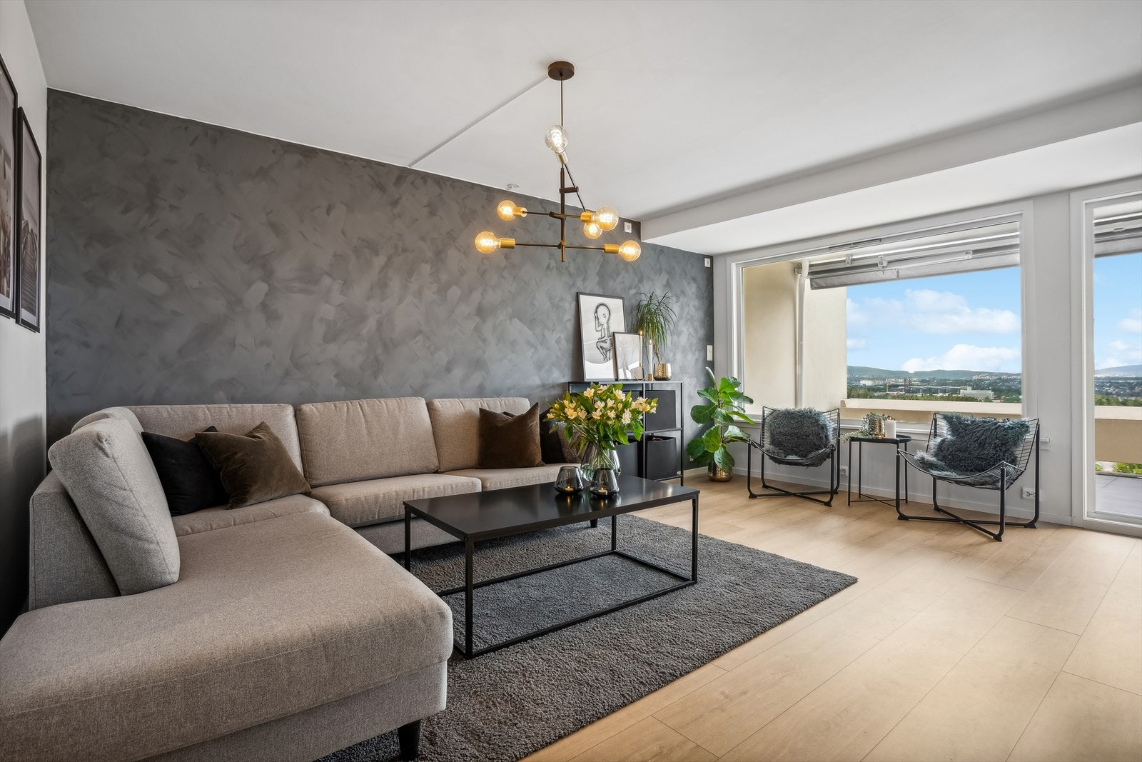 Store vindusflater slipper inn rikelig med naturlig lys. Galleribilde