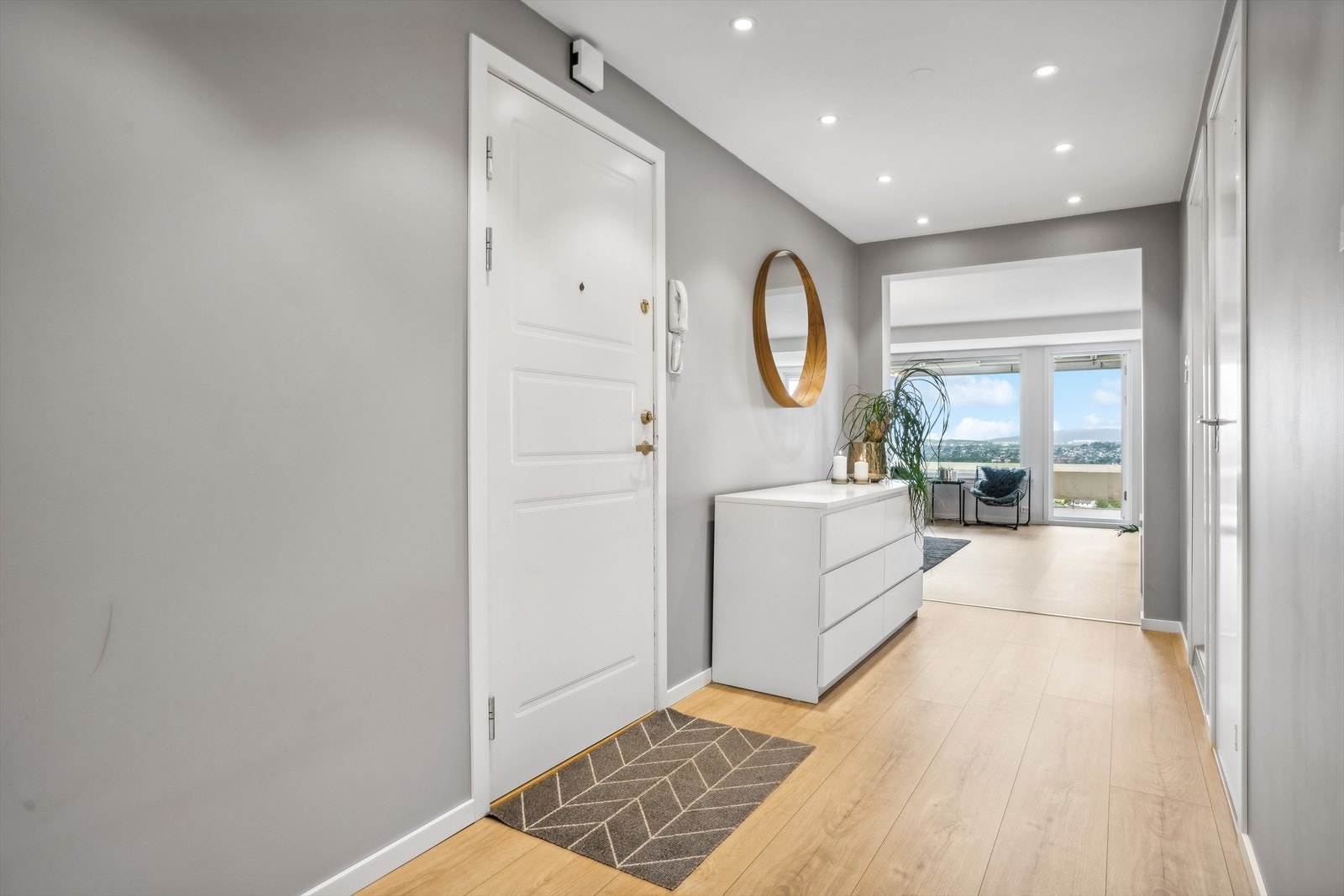 Lys bolig med herlig utsikt. Galleribilde