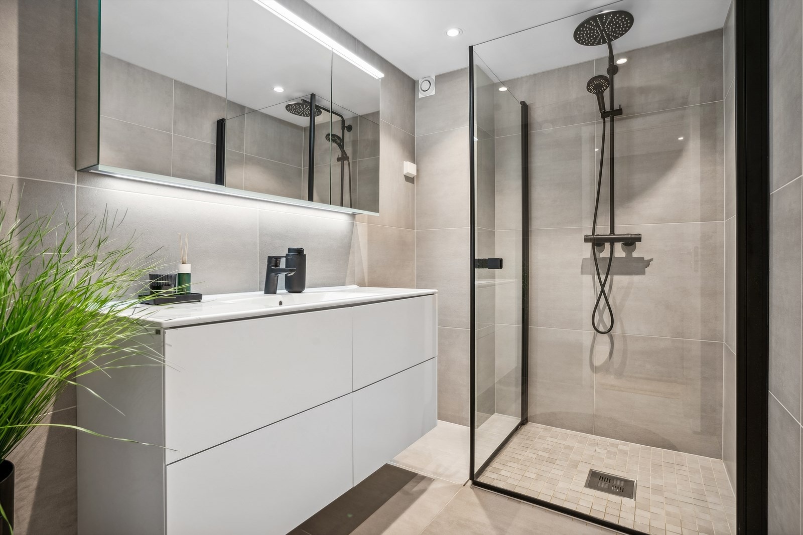 Bad og separat toalettrom pusset opp i 2020 med ny membran, varmekabler, fliser og innredning. Flislagte vegger og himling med downlights. Galleribilde