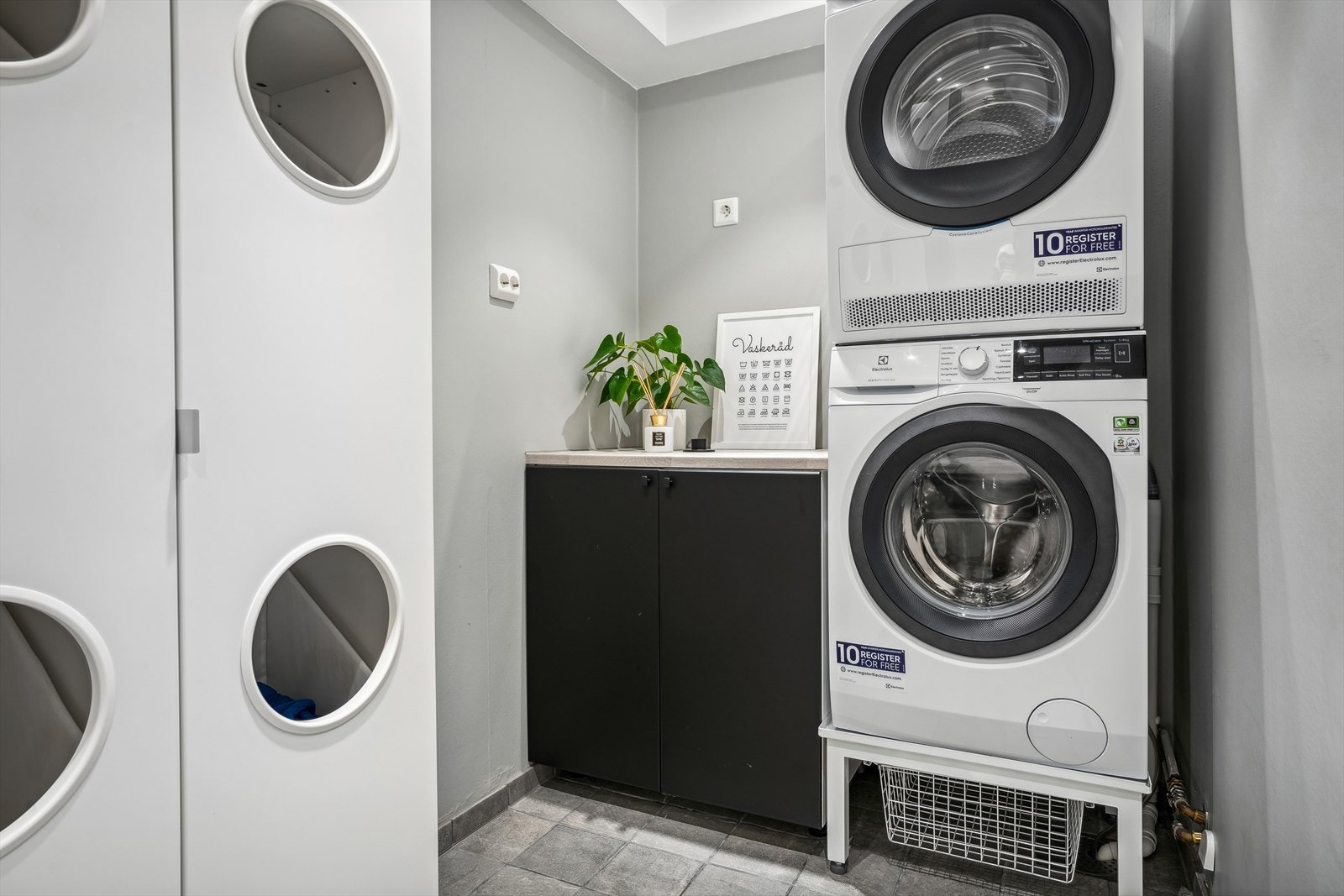 Eget vaskerom med slette overflater og himling med downlights. Flislagt gulv der fliser ble lagt over eksisterende belegg i 2018. Opplegg for vaskemaskin og tørketrommel. Galleribilde