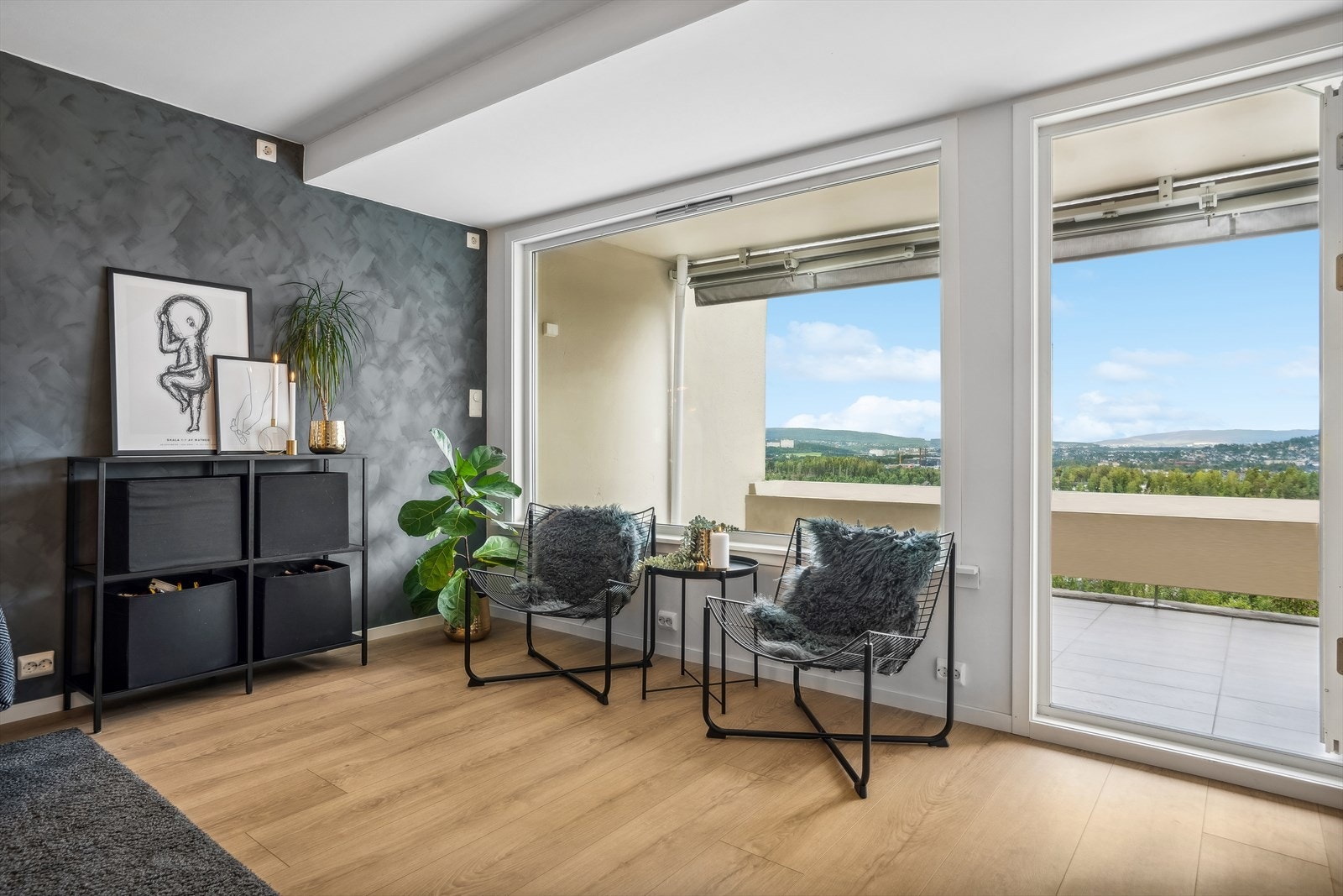 Fra stuen er det utgang til en flott og romslig balkong på 15 kvm med fantastisk og vidstrakt utsikt så langt øyet kan se. Galleribilde