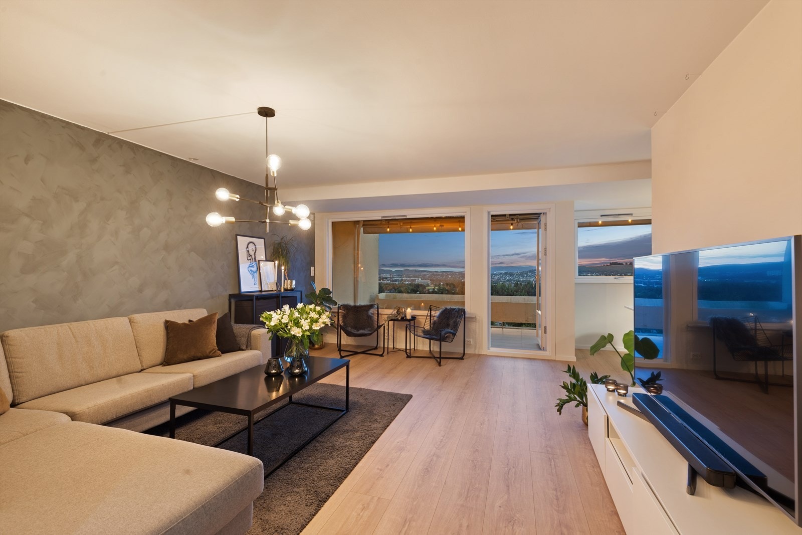 Boligen har en god planløsning fordelt på 95 kvm. Her kan du flytte rett inn uten å måtte gjøre noe som helst på lang tid da store deler av boligen er oppusset de siste 5 årene. Galleribilde