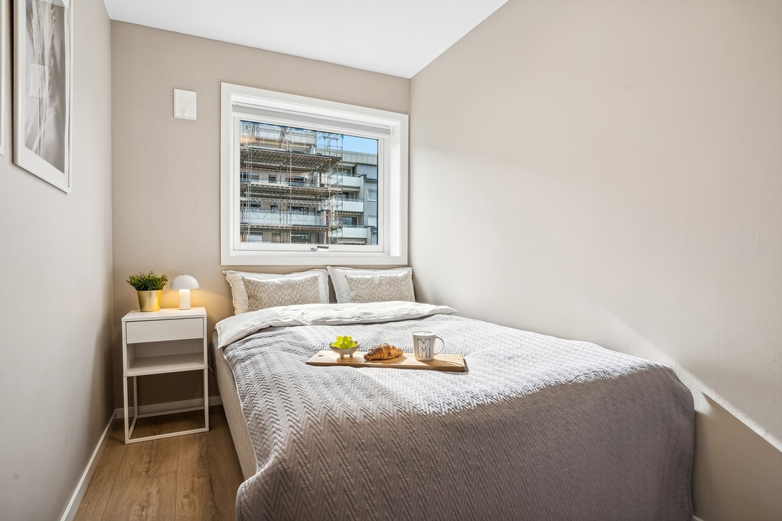 Alle soverommene har god plass til seng og garderobeskap. Galleribilde