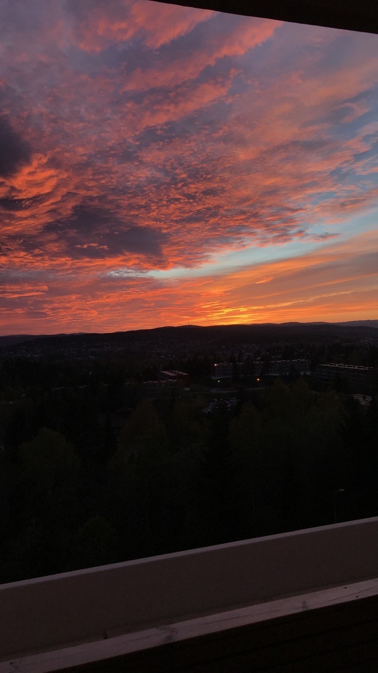 Privat bilde. Utsikt til solnedgang fra leiligheten. Galleribilde