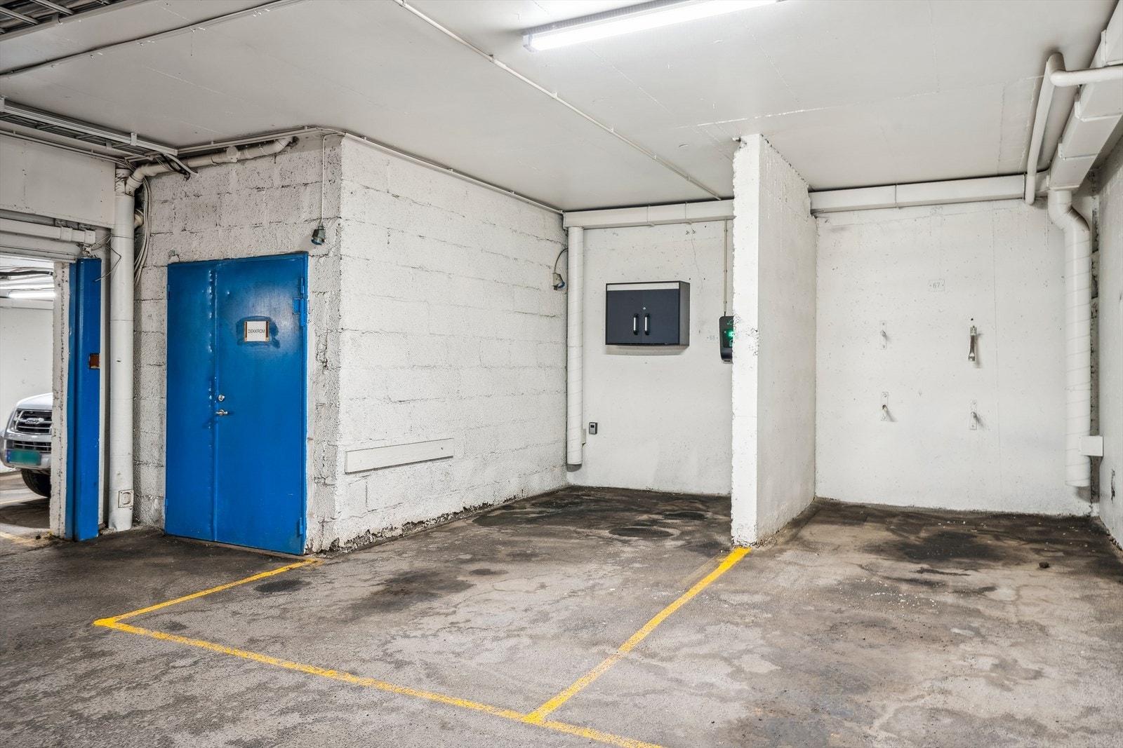 Leiligheten disponerer en garasjeplass i lukket fellesanlegg med elbil-lader. Galleribilde
