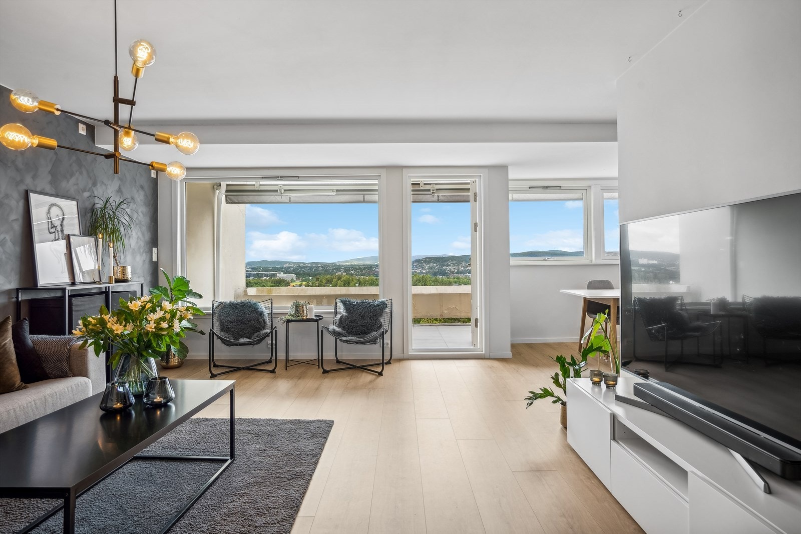 n lys og luftig stue med god plass til spisestue og sofagruppe med tilhørende møblement. Galleribilde