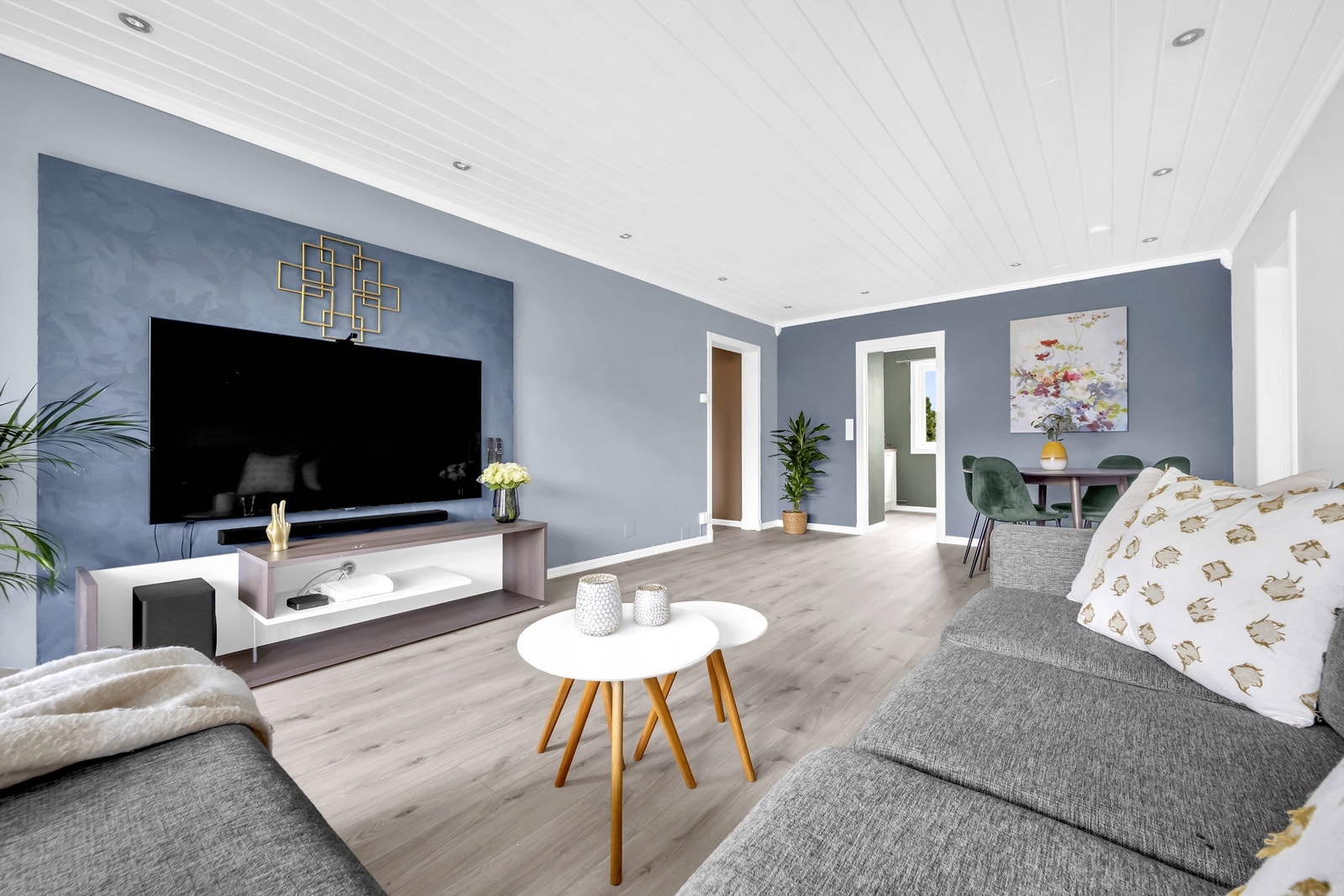 Stor og lys stue med nymalte overflater og nytt laminatgulv. Galleribilde