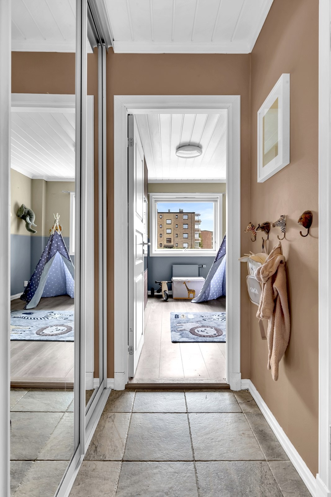 Entré mot soverom II.
Praktisk skyvedørsgarderobe i gangen. Galleribilde