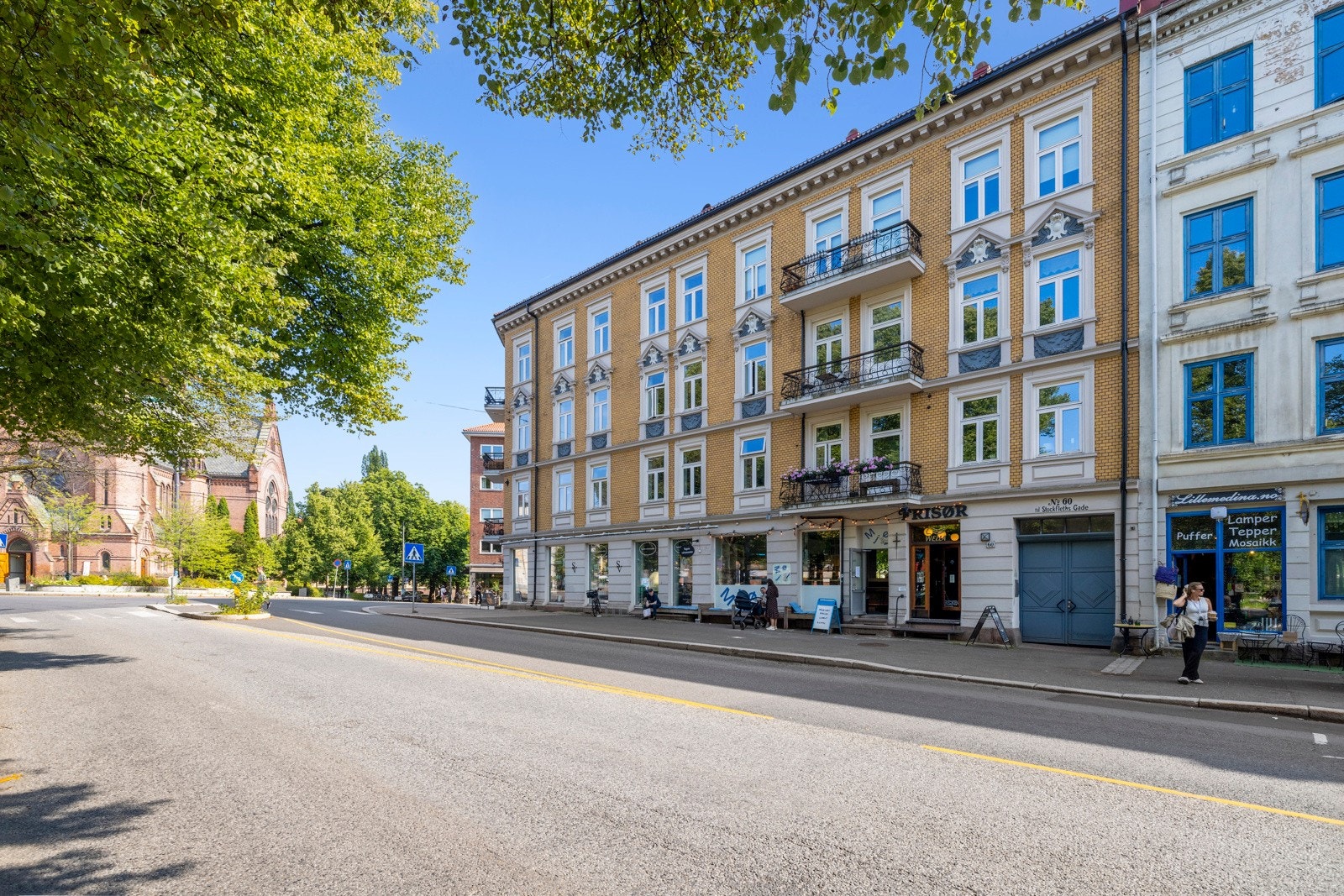 Gjennomgående 2-roms, oppussing, klassiske detaljer, attraktiv beliggenhet, koselig bakgård, lave felleskostnader Galleribilde