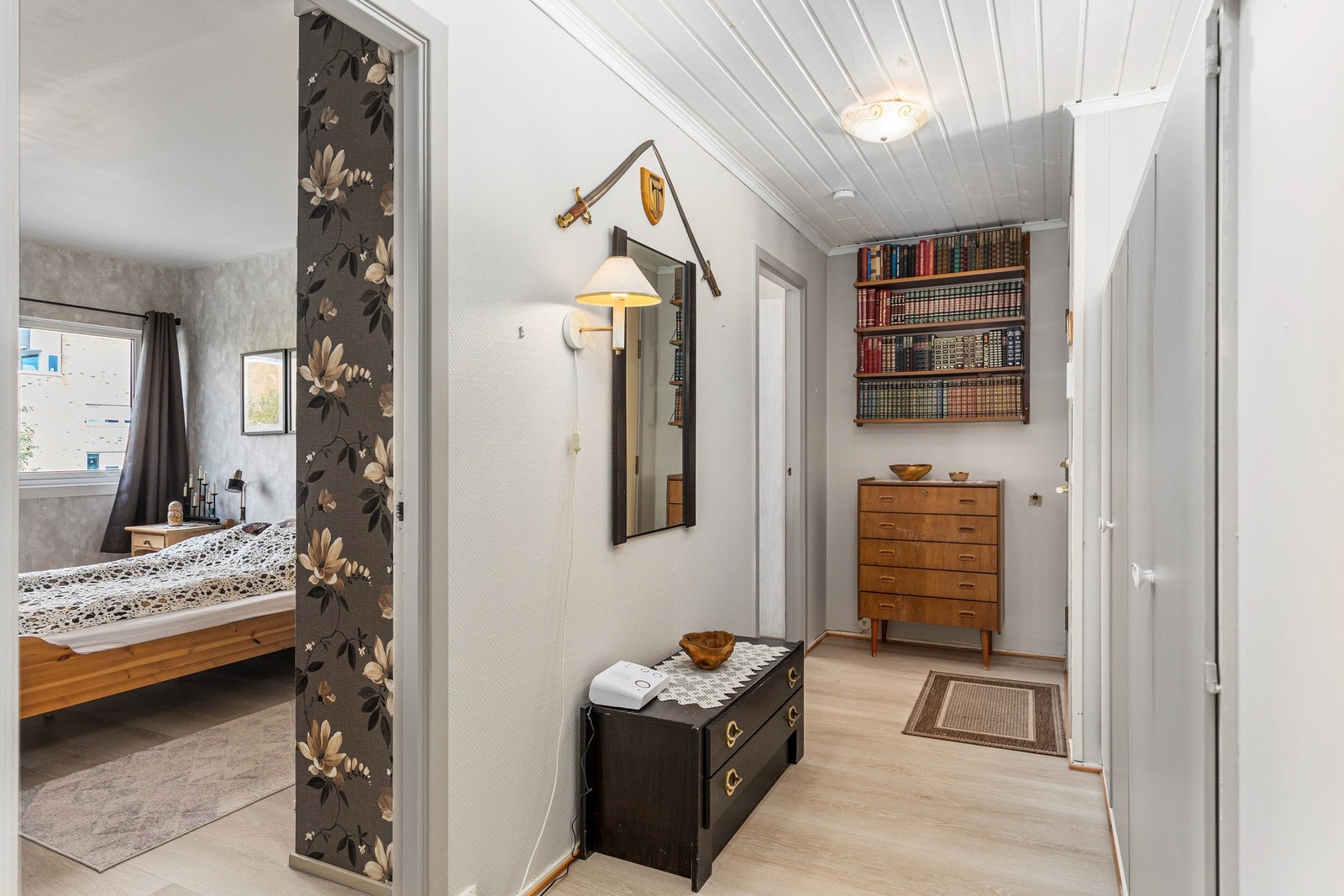 Entré med god plass til å henge fra seg klær og sko. Galleribilde