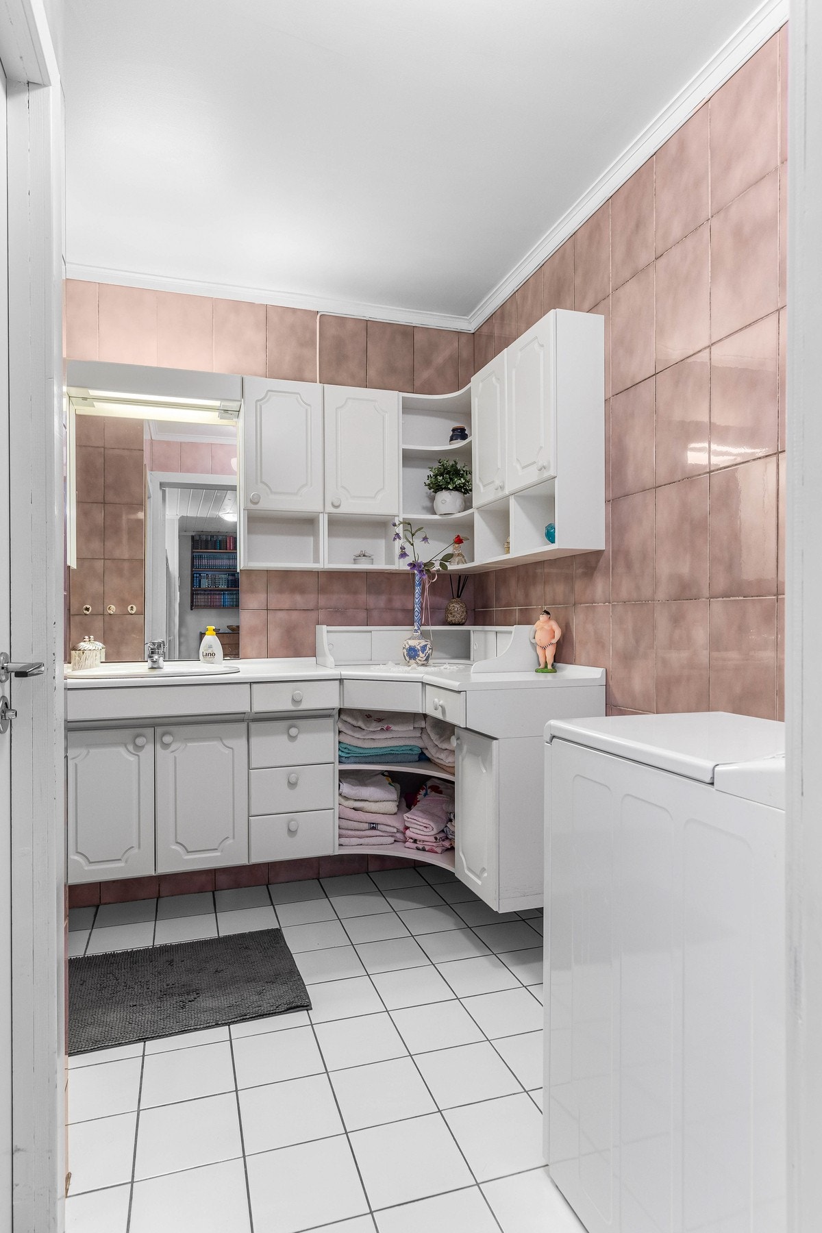 Det er også kran og avløp til vaskemaskin på badet. Galleribilde