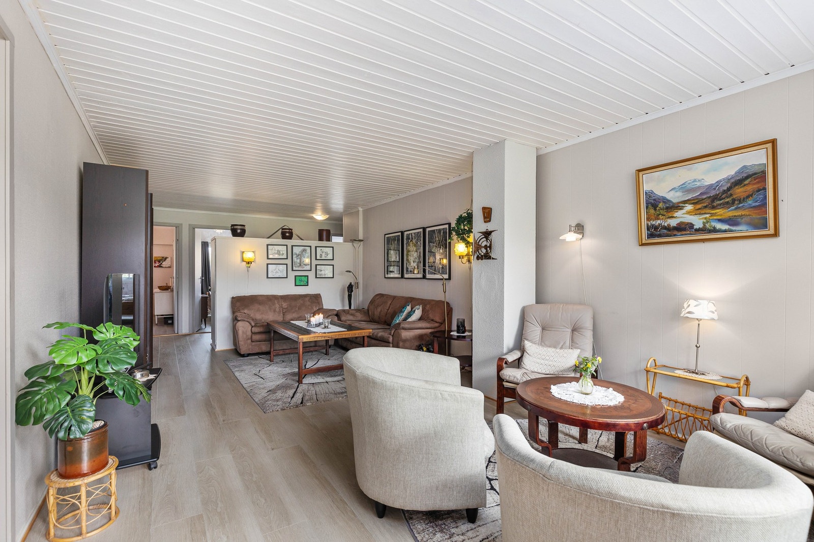 Stua er lys og romslig med god plass til ønskelig møblement. Galleribilde
