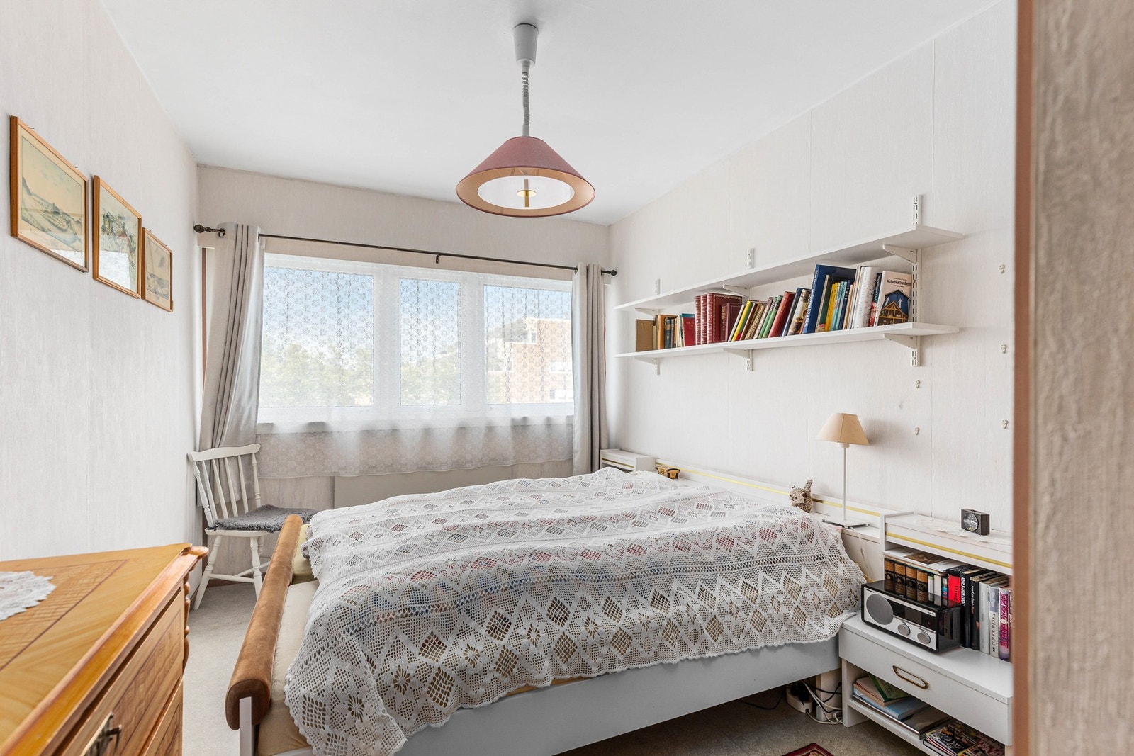 Romslig soverom med god plass til dobbeltseng og garderobeskap. Galleribilde