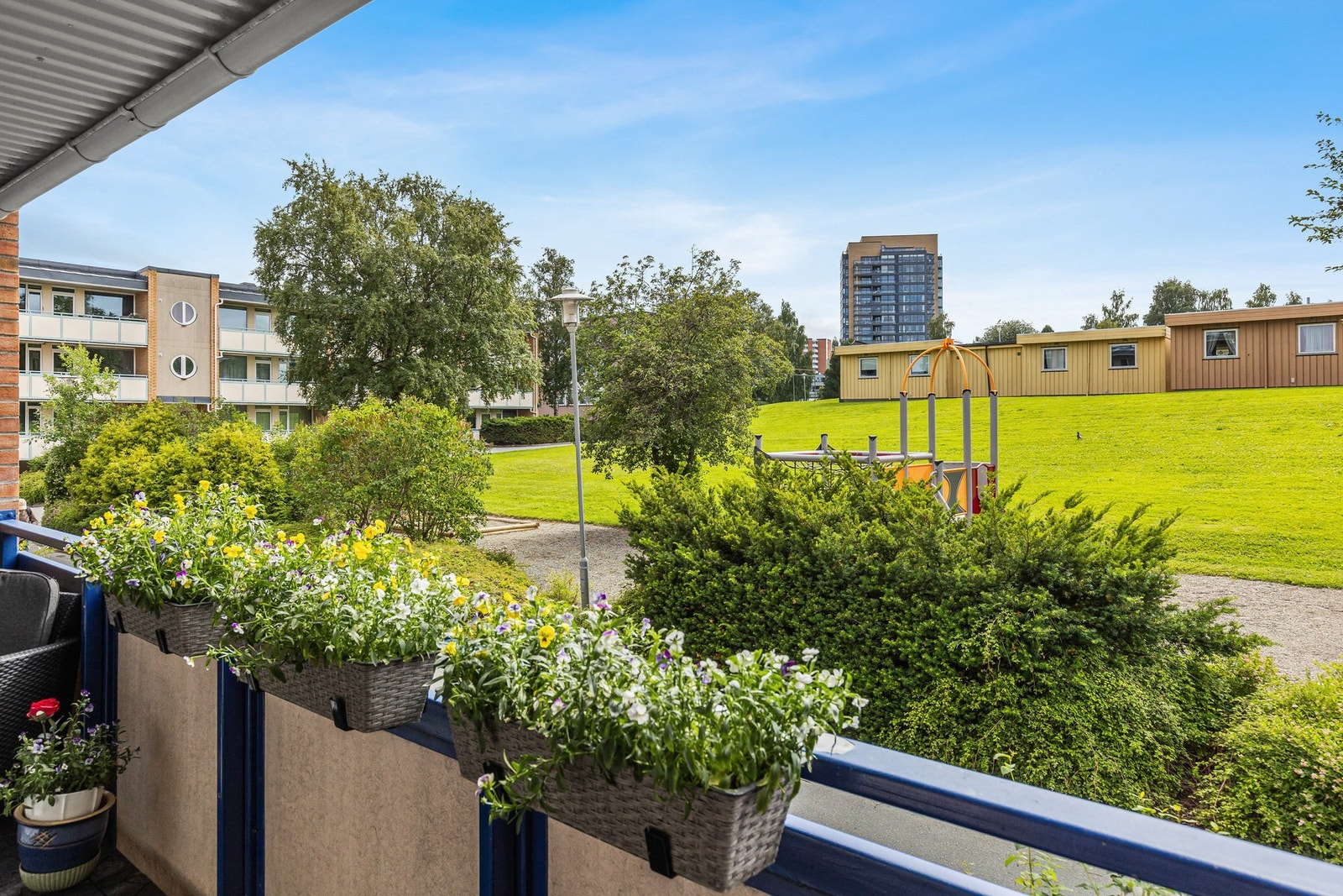 Borettslaget har fine grøntområder med lekeplass, benkeplasser etc. Galleribilde