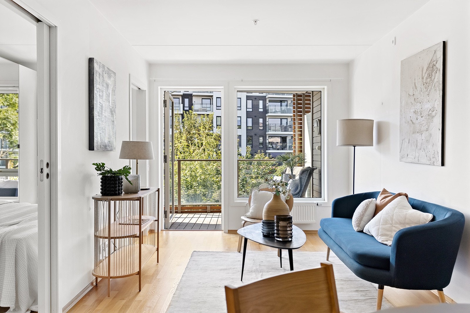 Store vindusflater som slipper inn rikelig med naturlig lys Galleribilde