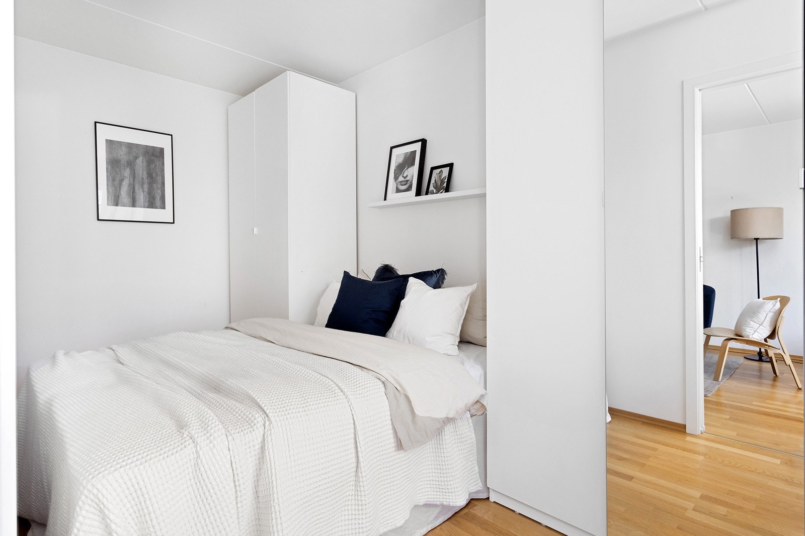 Et fint soverom med plass til dobbeltseng Galleribilde