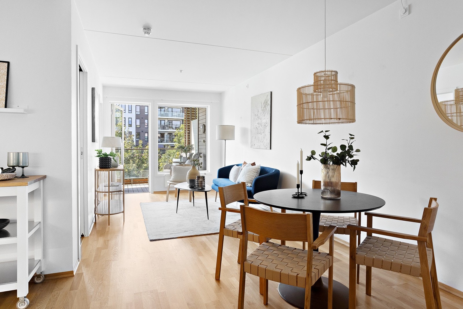Plass til både sofa og spisebord i stuen Galleribilde
