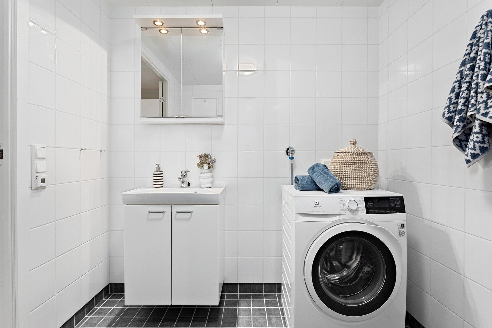 Badet har varmekabler og opplegg til vaskemaskin Galleribilde