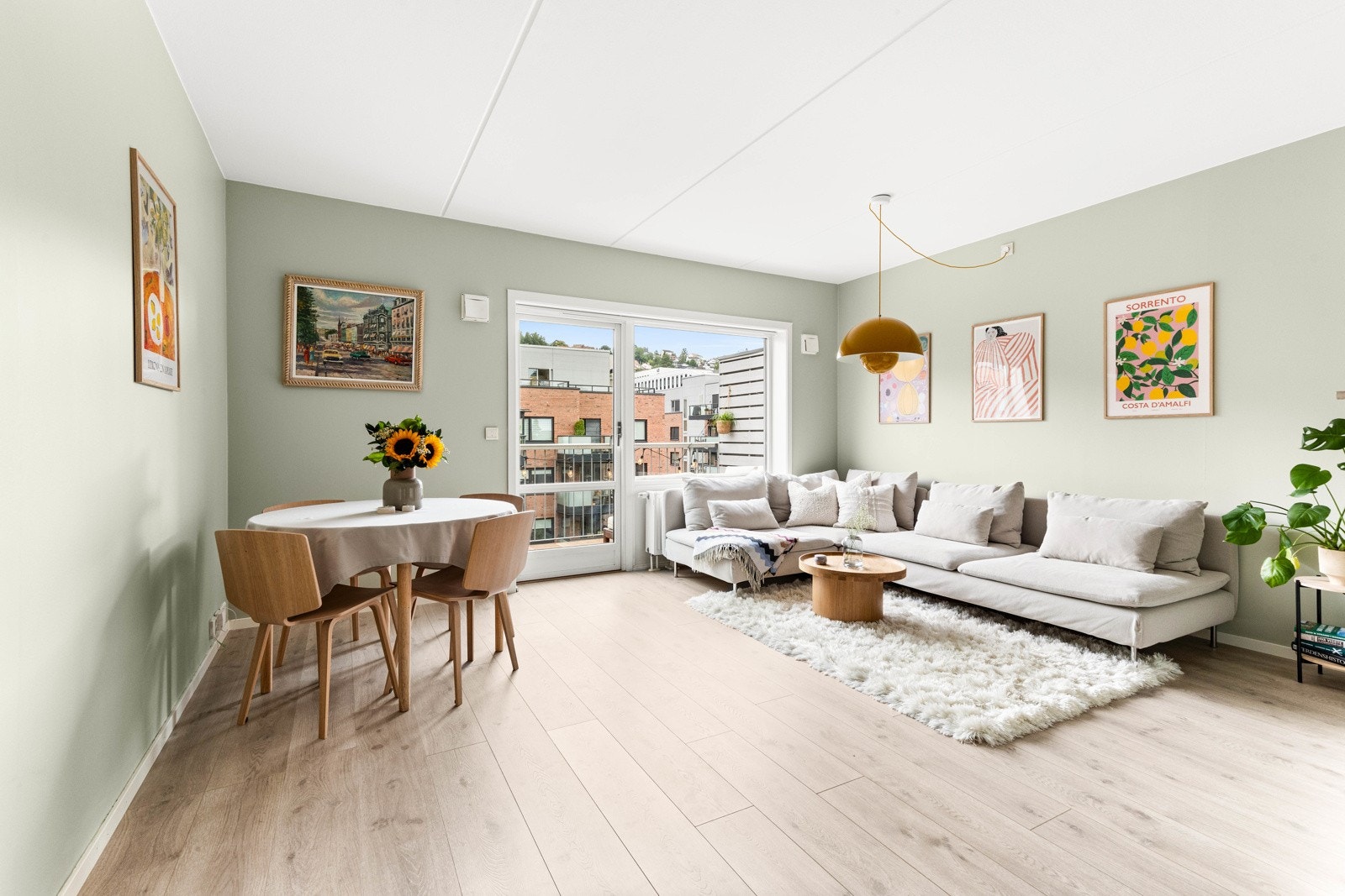 Romslig stue med store vindusflater som sørger for rikelig med naturlig dagslys i boligen. Galleribilde
