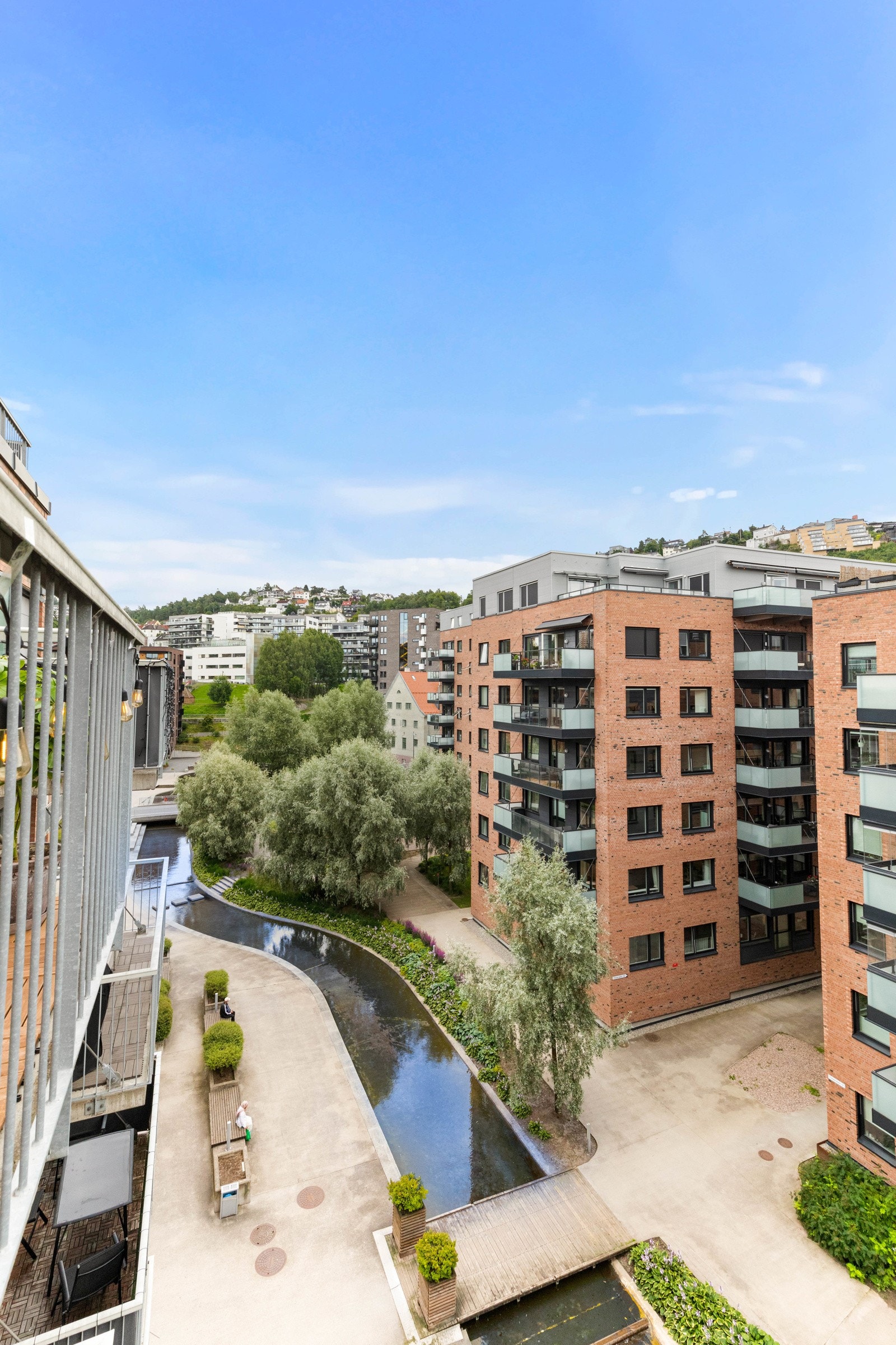 Bygget ligger attraktivt til, like ved vannspeilet. Galleribilde
