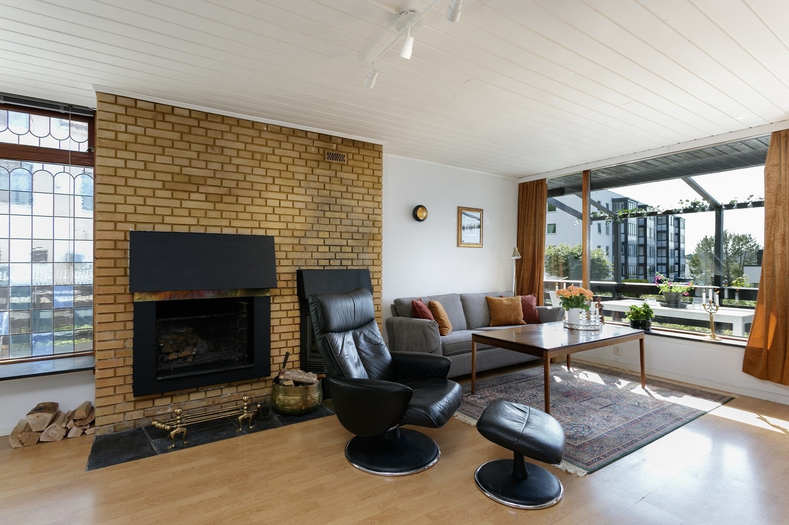 Stue med vedovn sørger for en god og koselig atmosfære i stuen Galleribilde