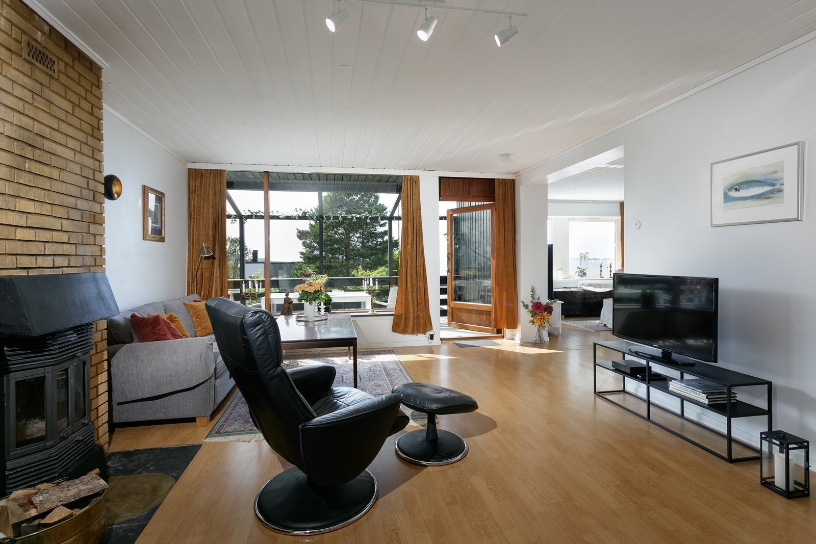 Stuen har vedovn. Det er utgang til vestvendt terrasse fra stuen Galleribilde