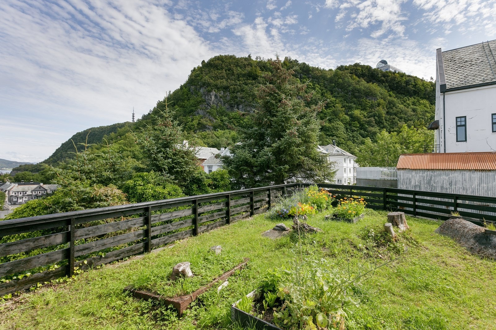 Fra uteplassen ser man opp på Fjellstua Galleribilde