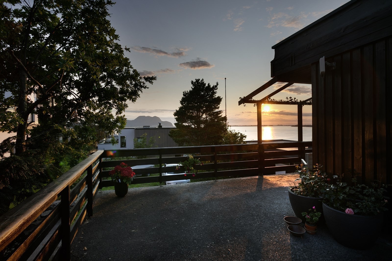 Nydelig solnedgang fra terrassen. Galleribilde