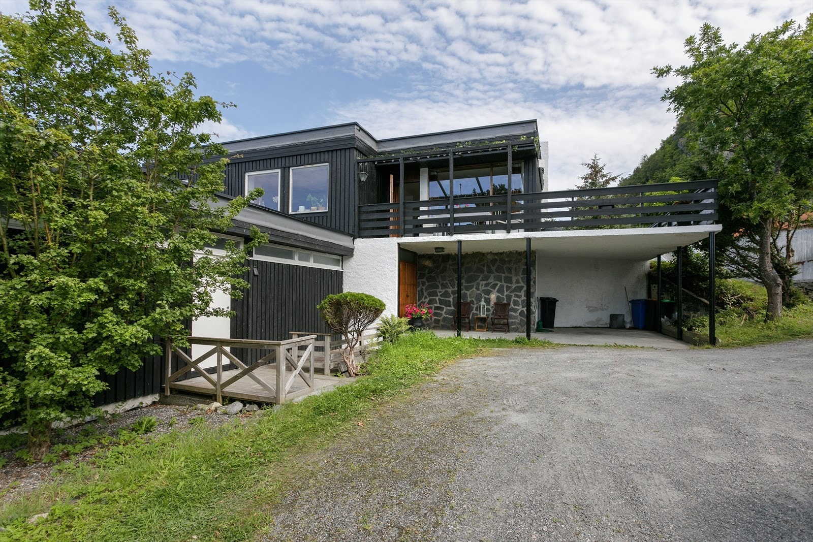 Eneboligen har carport samt god plass til biloppstillingsplasser. Galleribilde