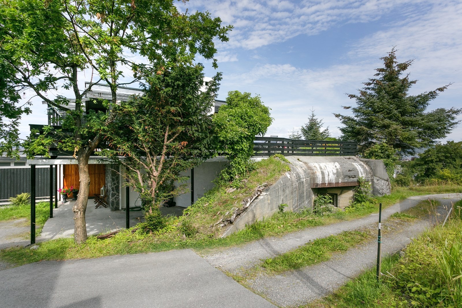 Til høyre ser man inngangen til MG-Bunkersen fra 2.Verdenskrig Galleribilde