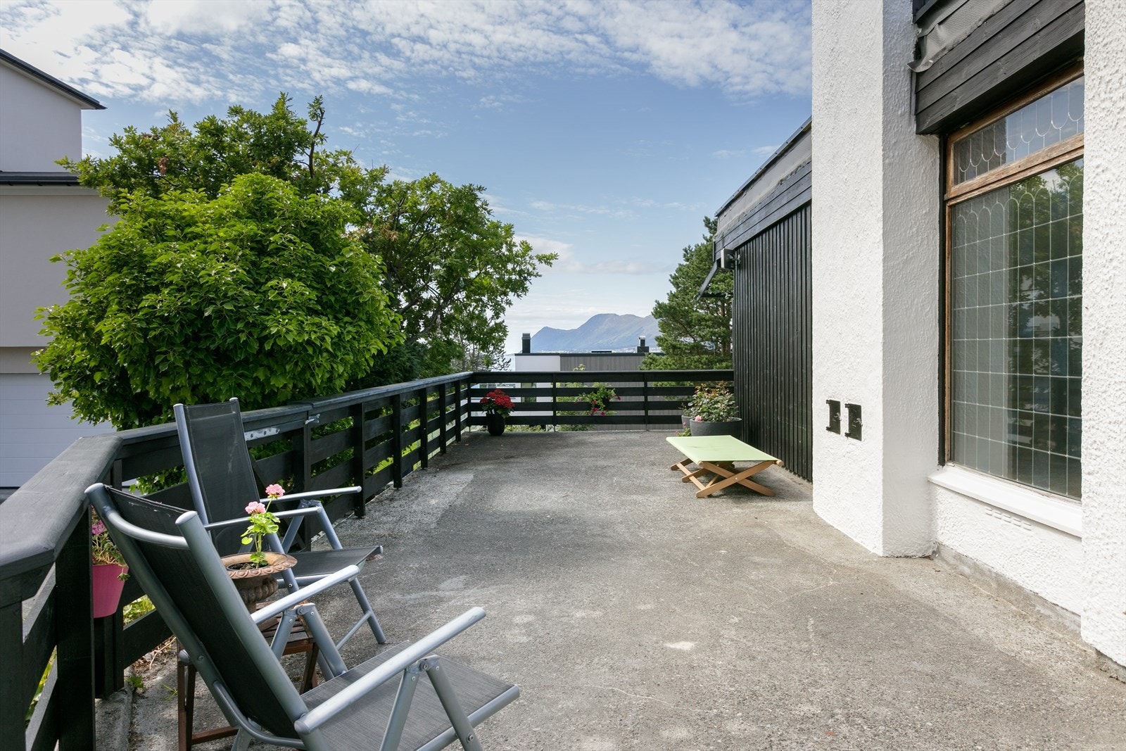 Terrasse på sørsiden av huset Galleribilde