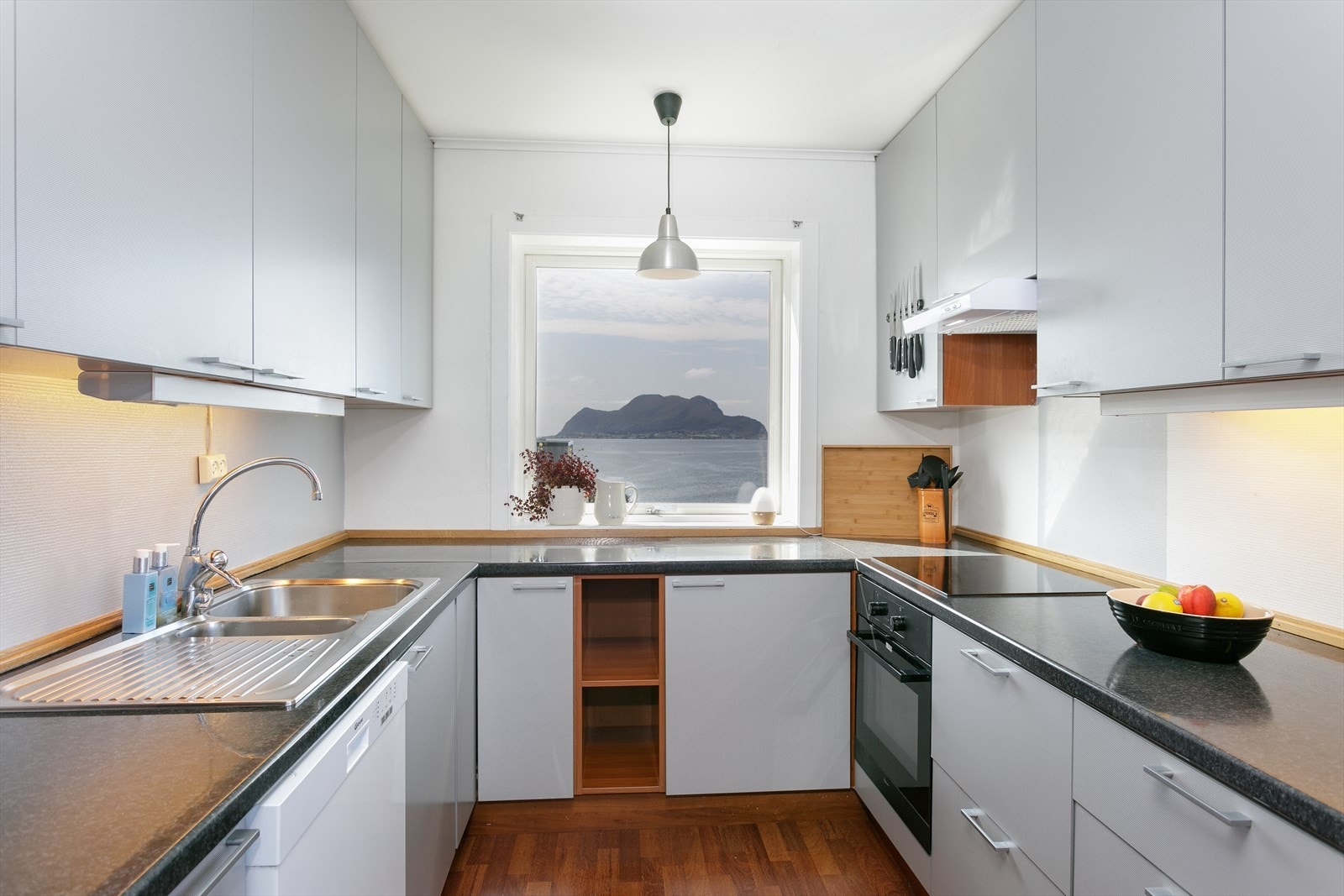 Fra kjøkkenet kan man se rett på Godøya i vest Galleribilde