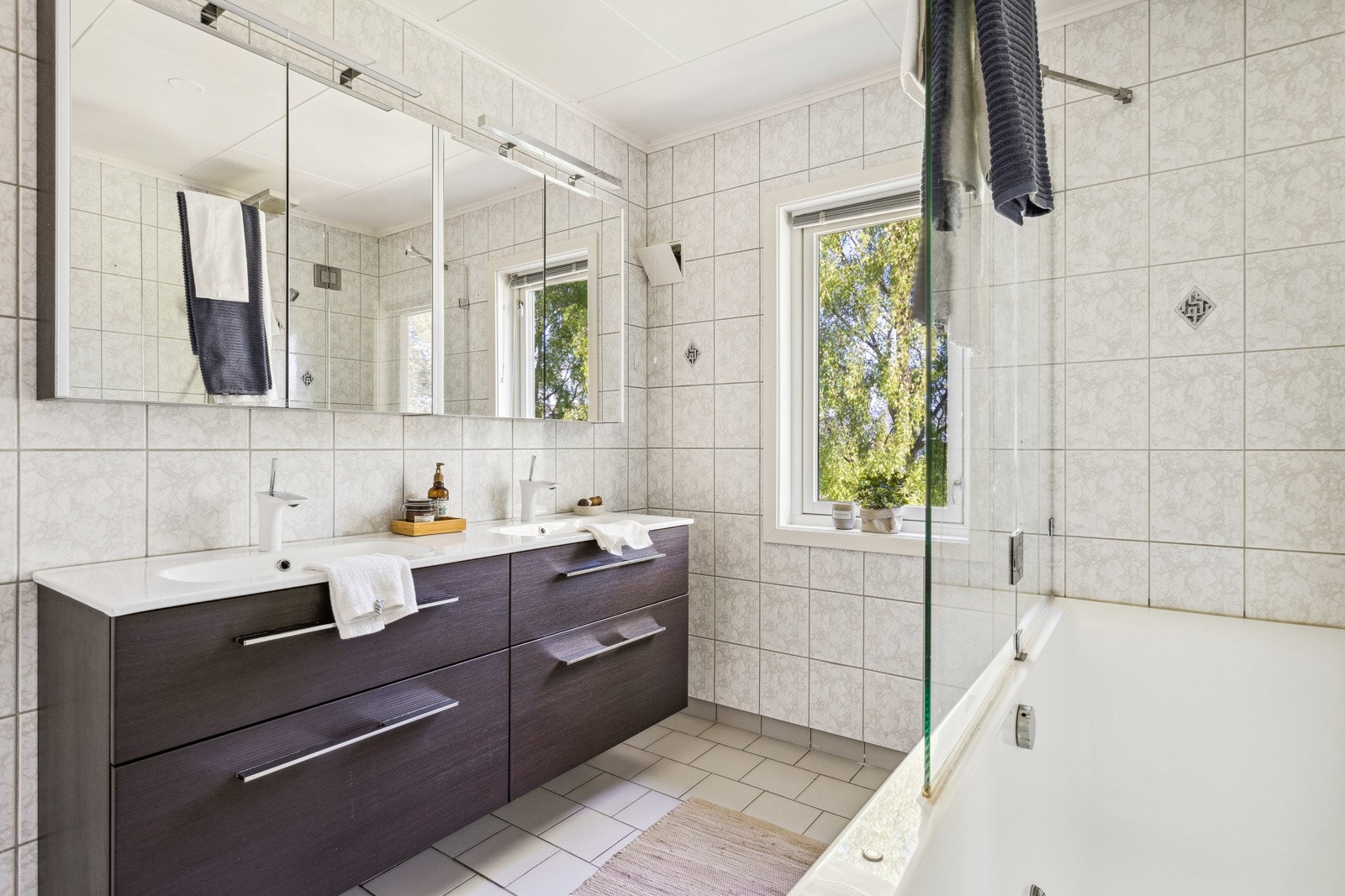 Badet ligger i 2. etasje og har flislagte vegger og gulv, samt gulvvarme. Galleribilde