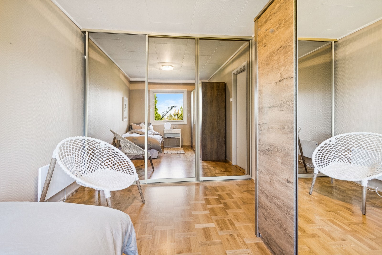 Her er det blant annet plass til seng, garderobeløsning og en liten pult. Galleribilde