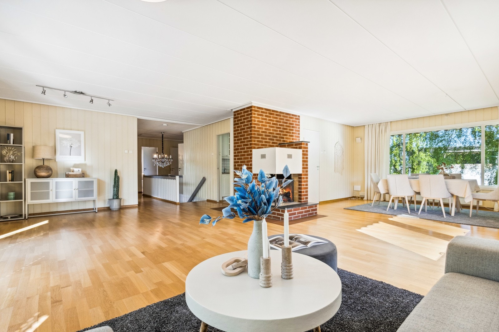 Stuen er på hele 60 kvm. Her er det god plass til både sofagruppe/ tv-stue og spisebord m.m. Galleribilde