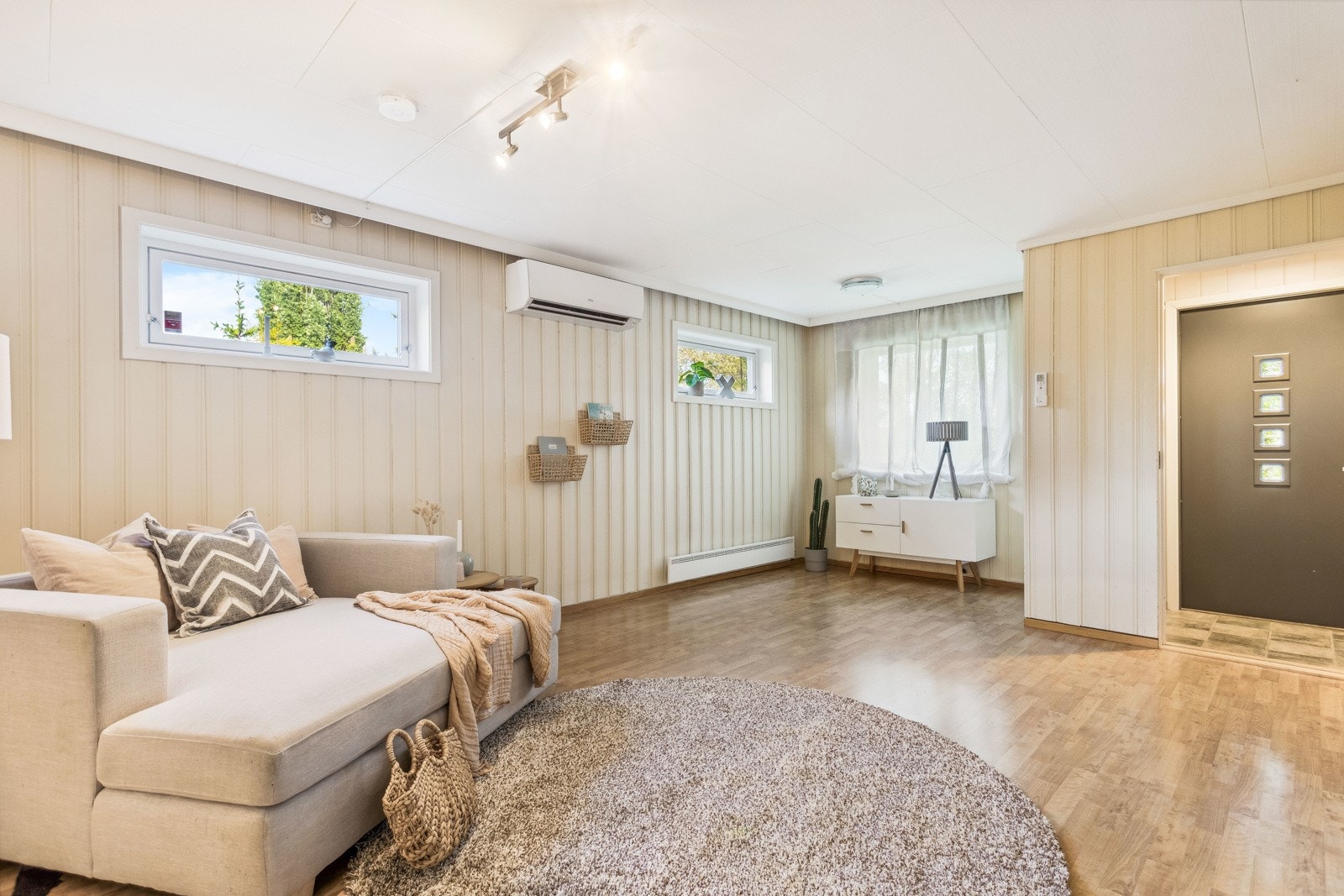 Stor kjellerstue/ hall med mange bruksområder. Galleribilde