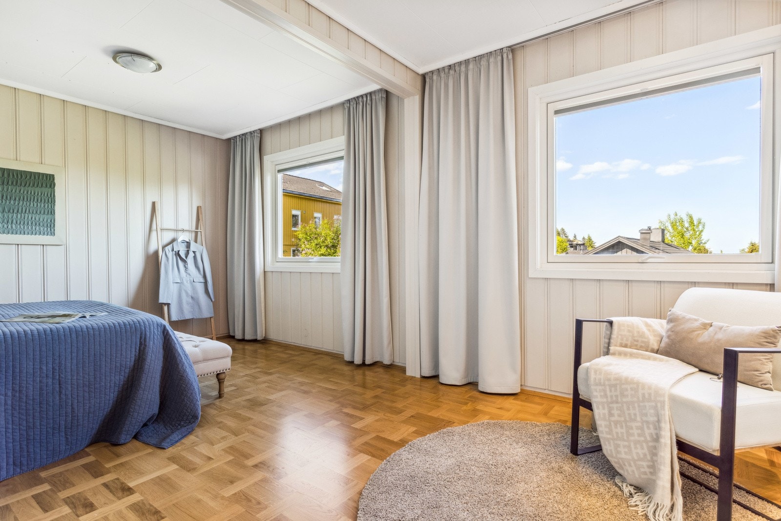 Store flotte vinduer gir mye naturlig lysinnslipp. Galleribilde