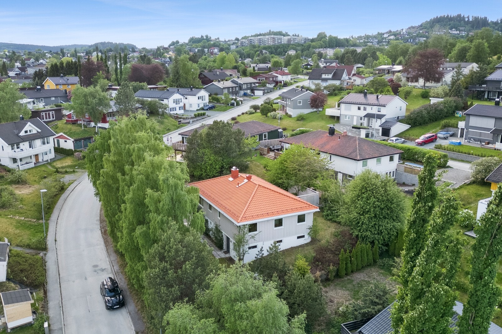 Stor enebolig på 257 kvm. med skjermet tomt på 1 217 kvm - Stor stue på 60 kvm - Garasje. Mye potensial! Galleribilde