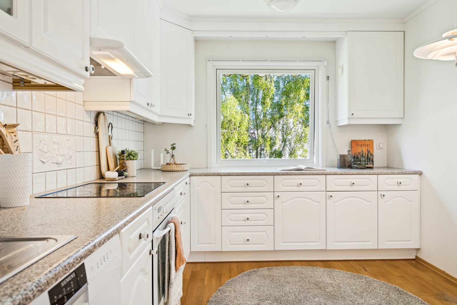 Kjøkkenet er utstyrt med blant annet integrert stekeovn og platetopp, nedfelt oppvaskkum og ventilator i overskap. Galleribilde