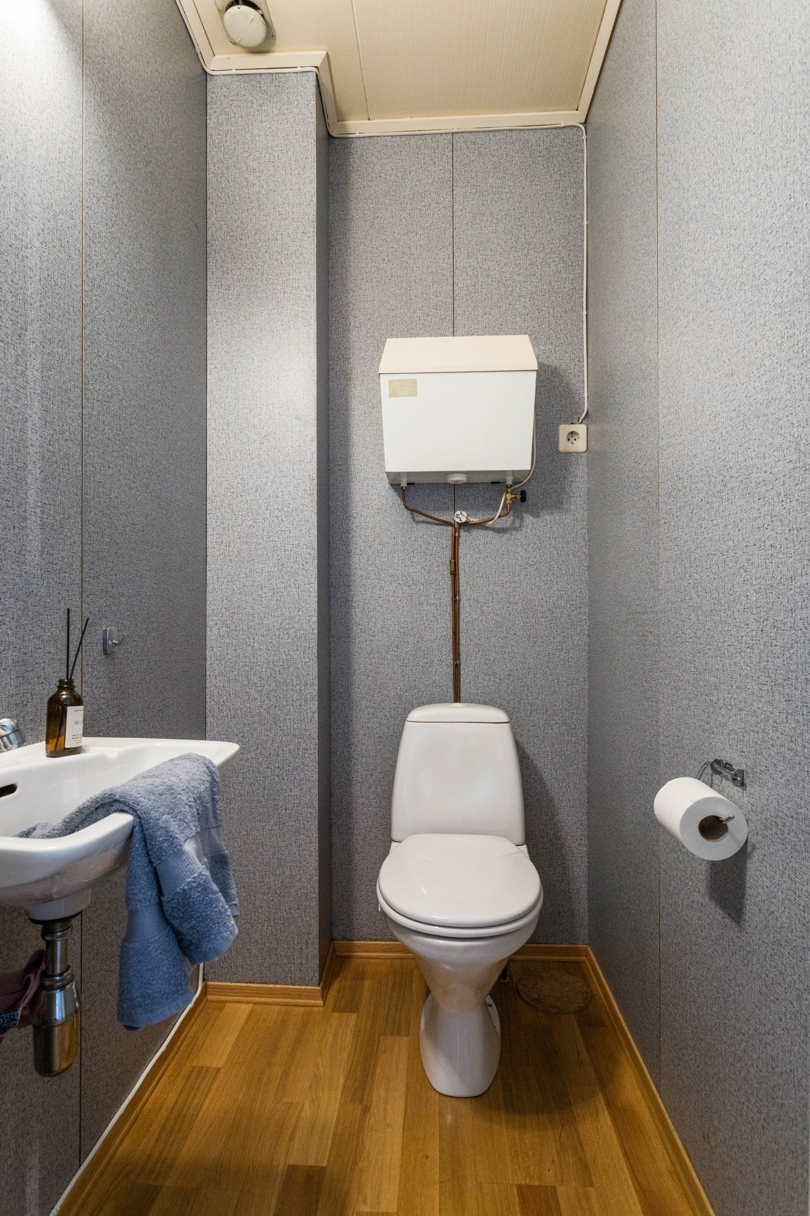 Ekstra toalettrom med vask og wc. Galleribilde