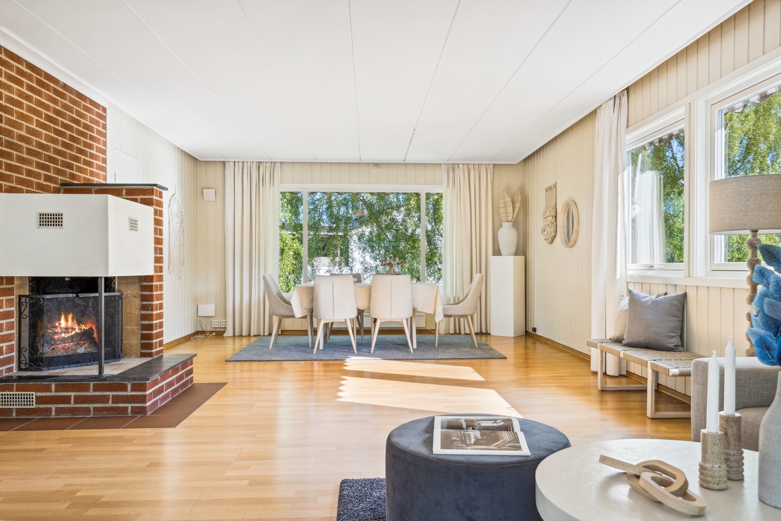 Mellom stue og kjøkken finner man spisestuen. Galleribilde